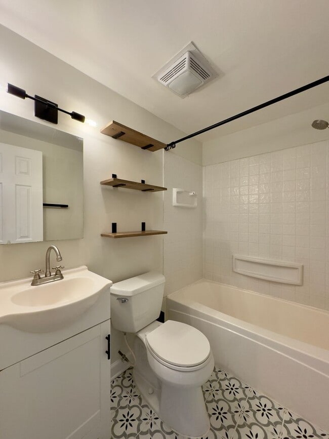 Building Photo - Charming 2 Bedroom/1.5 Bathroom Townhome in Nottingham, MD!