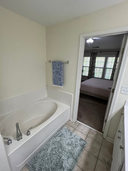 Main bathroom - 5731 Evadale Trce