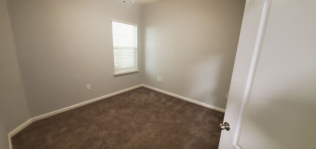 Building Photo - 2 bedroom 2 bathroom condo for rent