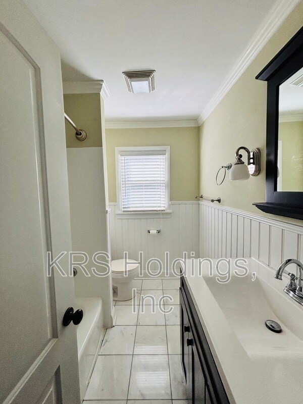 Building Photo - 2318 Penrose Dr