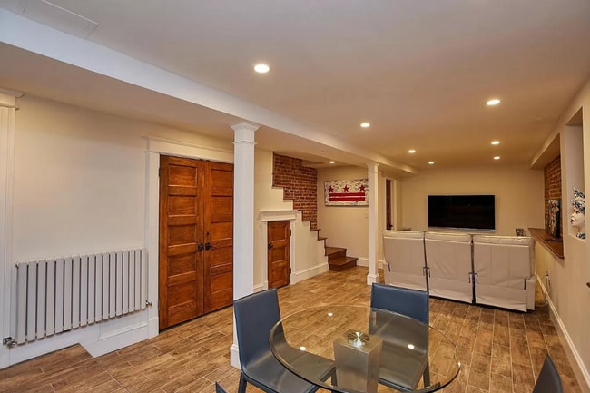 Building Photo - 3 level townhouse w 2br 2.5ba, parking spo...