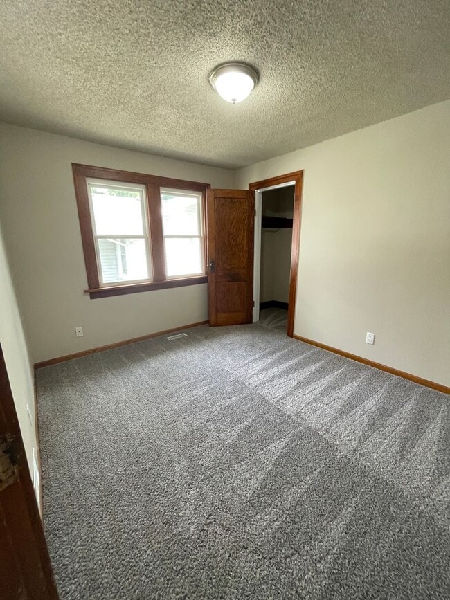 Building Photo - Remodeled 3 Bedroom , 1 Bath Home!