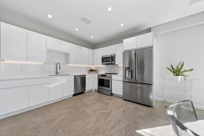 Building Photo - 41 SW Seminole St