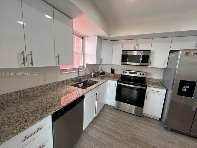 Building Photo - 1301 NE Miami Gardens Dr