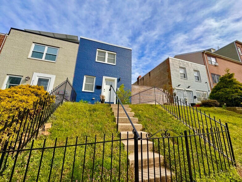 Primary Photo - 1151 Summit St NE