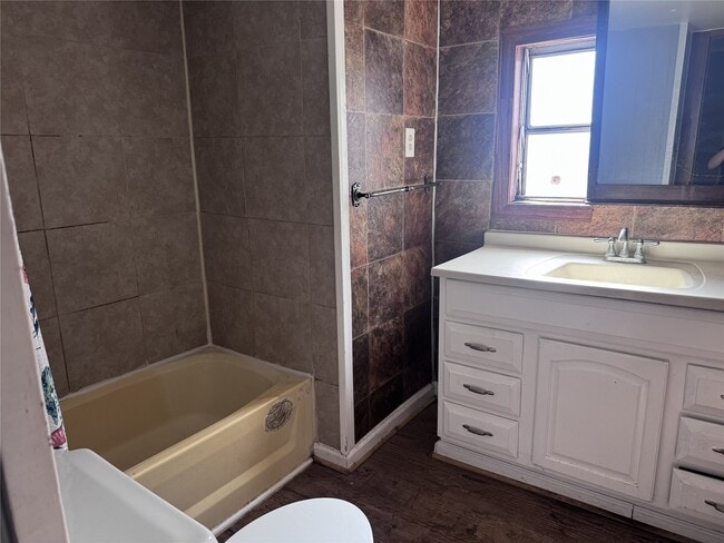 Building Photo - 422 Westchase St