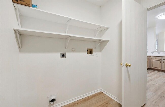 Building Photo - 1611 Sunnycrest Cir