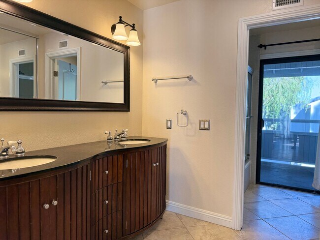 Building Photo - Newport Crest 2 Bedroom Townhouse / Newpor...