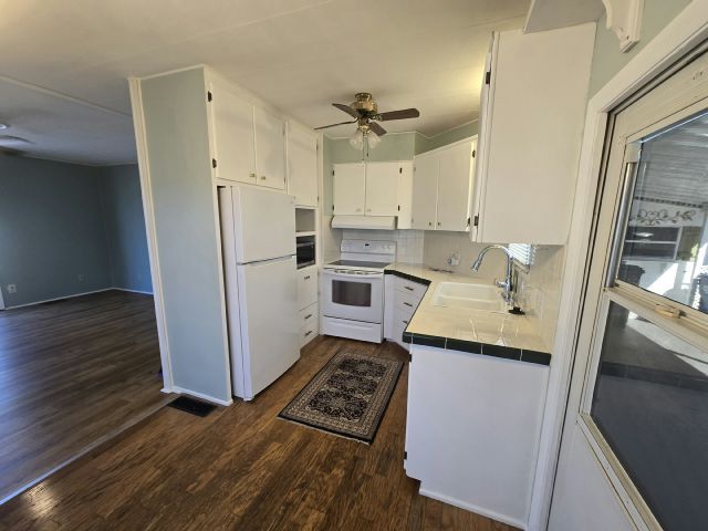 Building Photo - 303 50th Avenue Plaza W