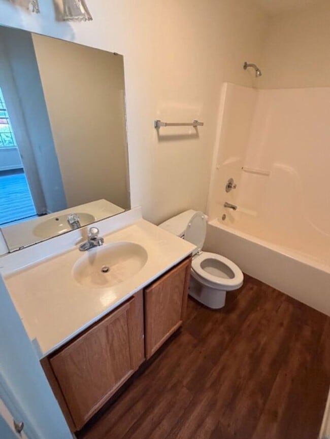 Building Photo - Beautiful and spacious! Ready for move in!