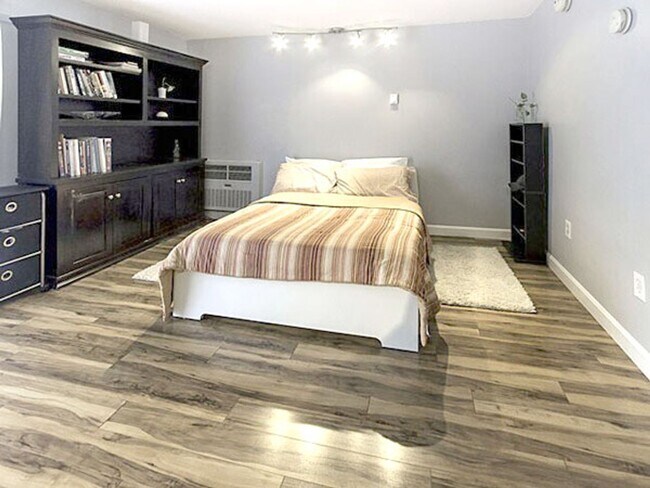 Building Photo - Spacious Studio Apartment with Stunning Vi...