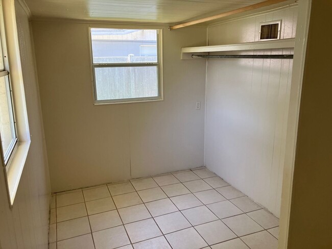 Building Photo - Cozy 1BR/1BA duplex with a Den, Ceramic Tile Floors, NO APP FEE!