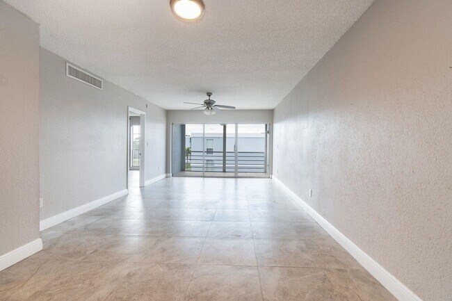 Building Photo - 7980 N French Dr