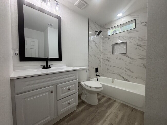 Building Photo - Fully remodeled and spacious 2 bed/2 bath with a den available- Las Vegas