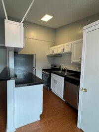 Building Photo - 608 W 51st St
