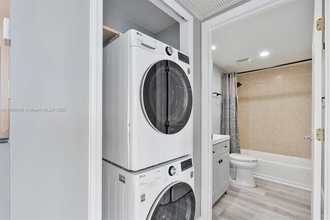 Building Photo - 10350 W Bay Harbor Dr