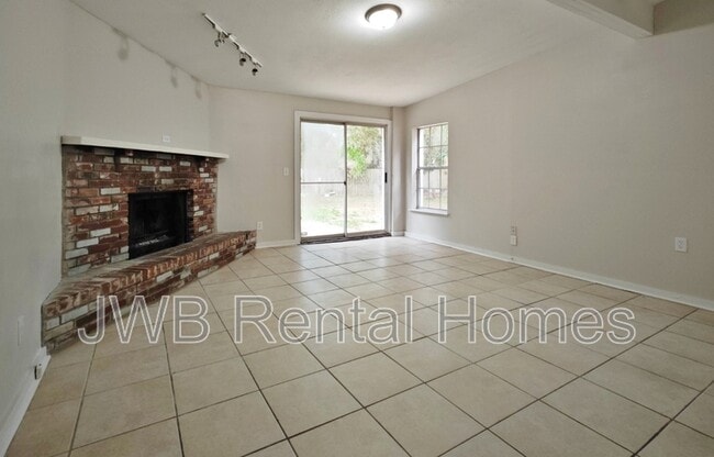 Building Photo - 5517 Lakewood Cir E