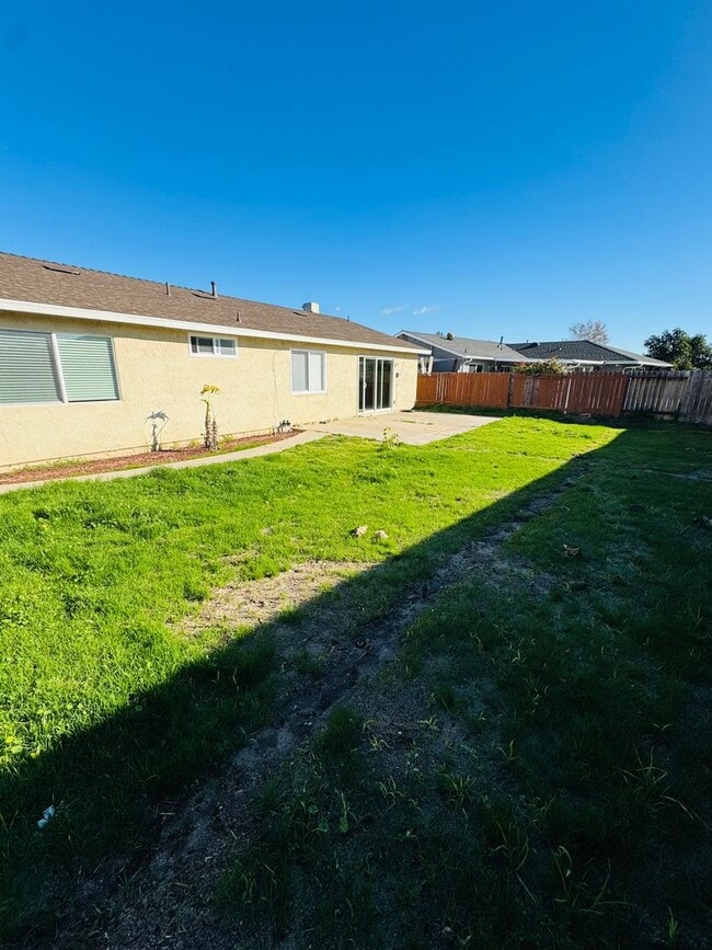 Building Photo - A Bright and Beautiful Place to Call Home