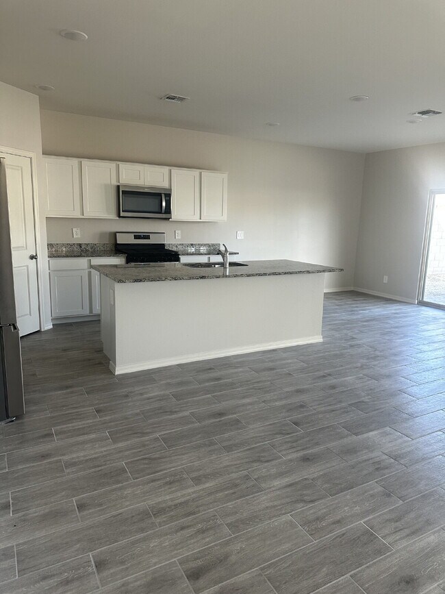 Building Photo - Beautiful, Spacious, and Newer Home, Solar Included!