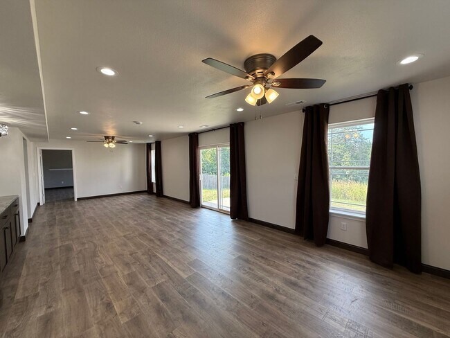 Building Photo - NEWLY REDESIGNED 4BR Basement home!!!!