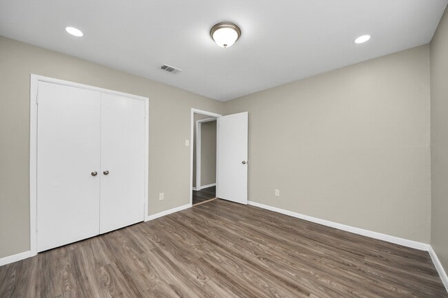 Building Photo - 1736 Crestdale Dr