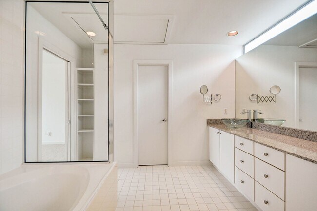 Building Photo - Open Floorplan 3-story Townhome in Midtown!