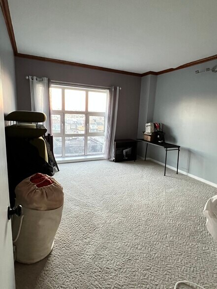 Second bedroom -- old carpet (now wood floor) - 250 President St