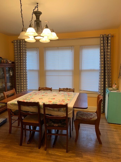 Dining room - 704 W Cherokee Dr