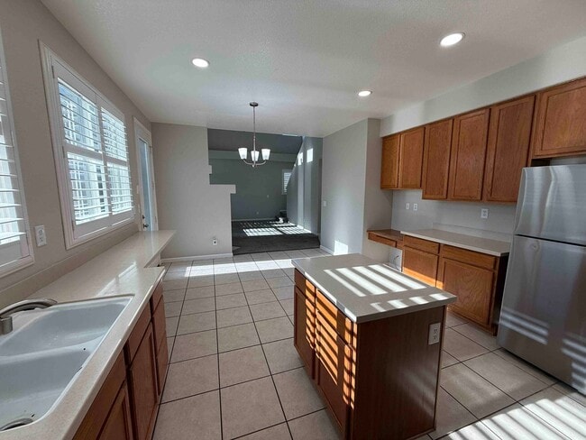 Building Photo - Great 4 Bedroom with Pool