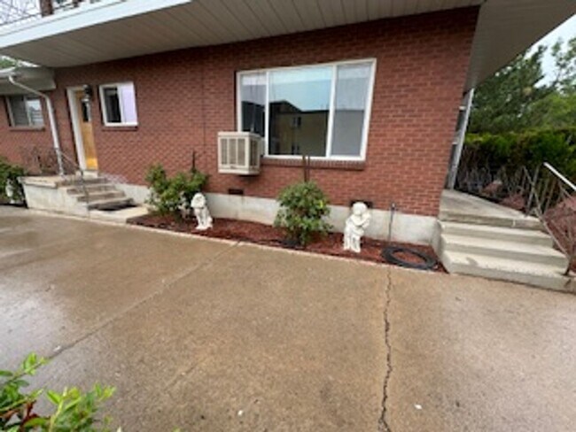 Building Photo - GORGEOUS Avenues Home!!!