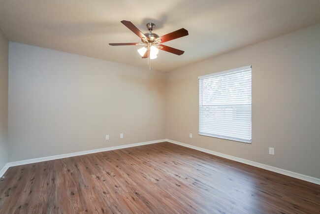 Building Photo - 402 S Dixie Dr