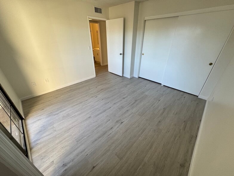 Building Photo - 4633 Vermont Pl