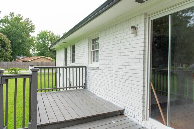 Building Photo - 6205 Fieldcrest Dr