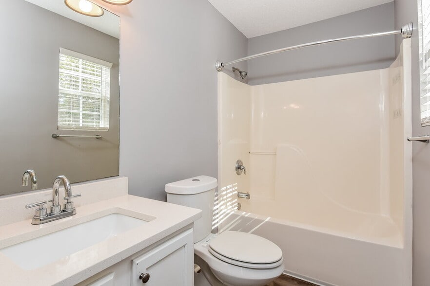 Building Photo - 223 Elm Dr