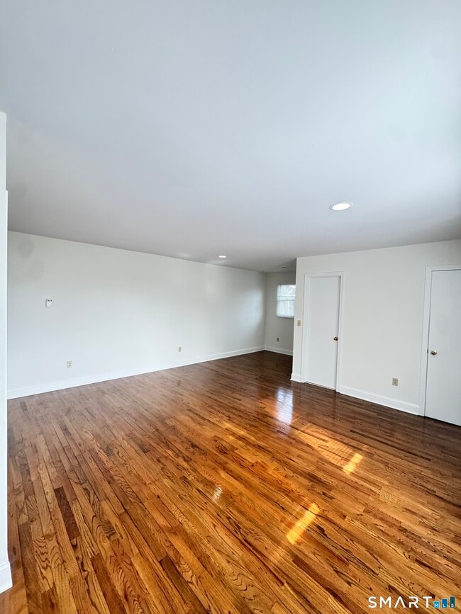 Building Photo - 93 New Canaan Ave