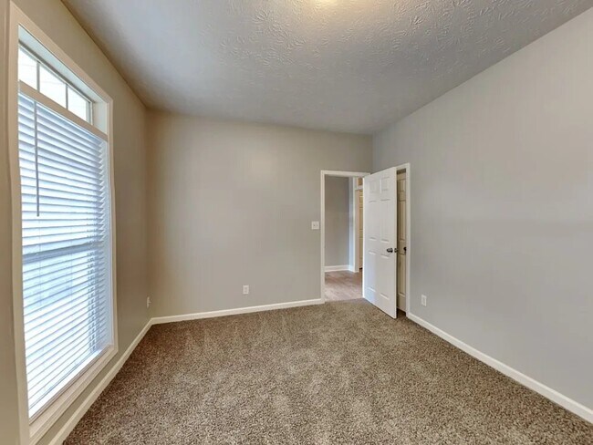 Building Photo - 2016 Towne Park Dr