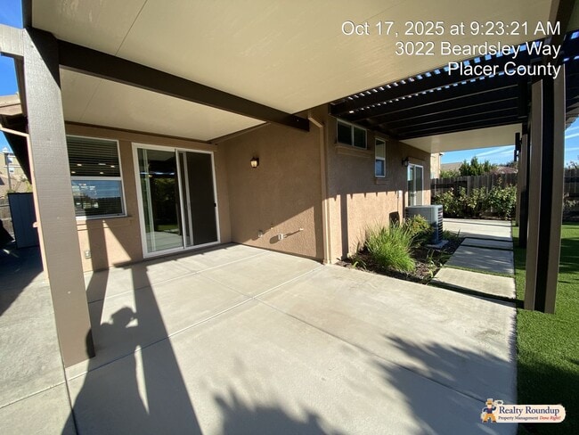 Building Photo - Pristinely Maintained Roseville Home with ...