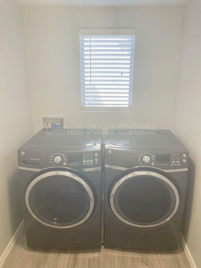 Building Photo - 8069 N Painted Feather Dr