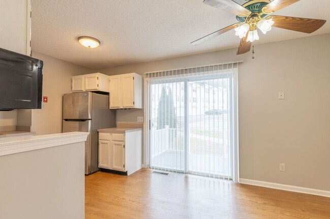 Building Photo - Multi Level Updated 2 Bedroom Condo