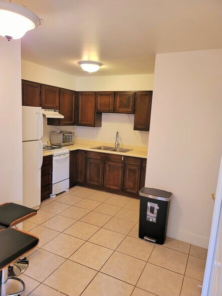 Building Photo - 300 W 2025 S