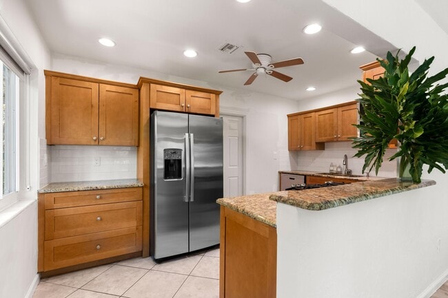 Building Photo - 1120 N Palmway