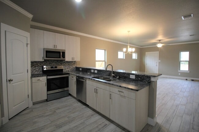 Building Photo - Located 1 Mile from IH 35/ No Carpet / Tons of Upgrades /  Turf Grass in Front Yard / Fenced in B...