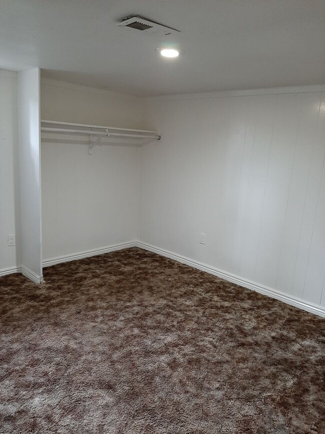 Building Photo - (2006 7th Avenue)