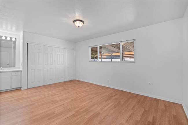 Building Photo - 205 E Javelin St