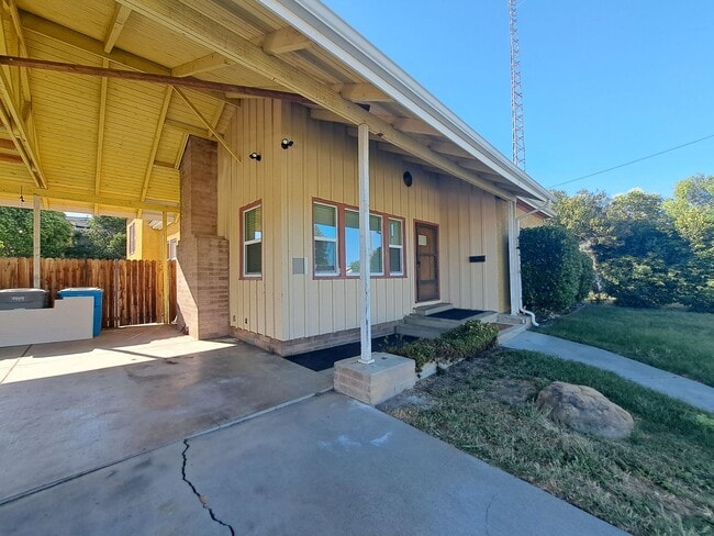 Building Photo - Spacious & Great Design Home in Dixon