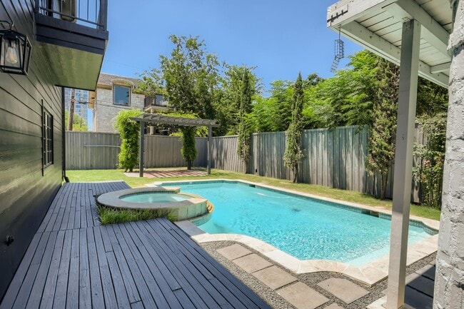 Building Photo - Impressive Cochran Heights home with outdo...