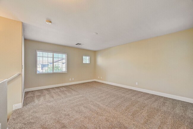 Building Photo - Stunning Northwest three bedroom w/ a loft!