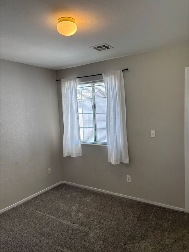 Building Photo - GREAT TOWNHOME LOCATED IN GATED COMMUNITY!!