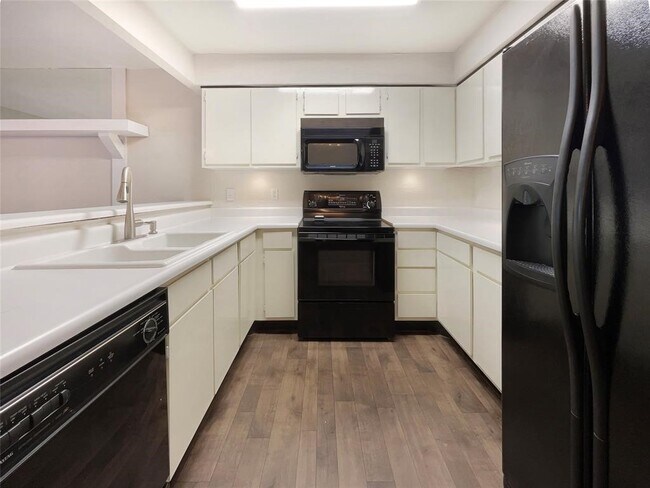 Building Photo - 6823 Greenway Chase St