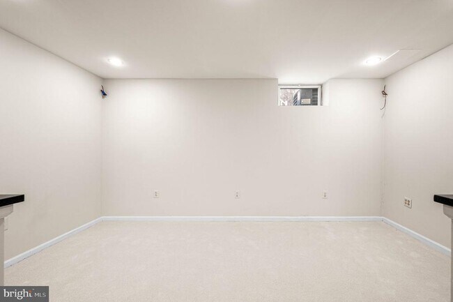 Building Photo - 120 Elizabeth Ct